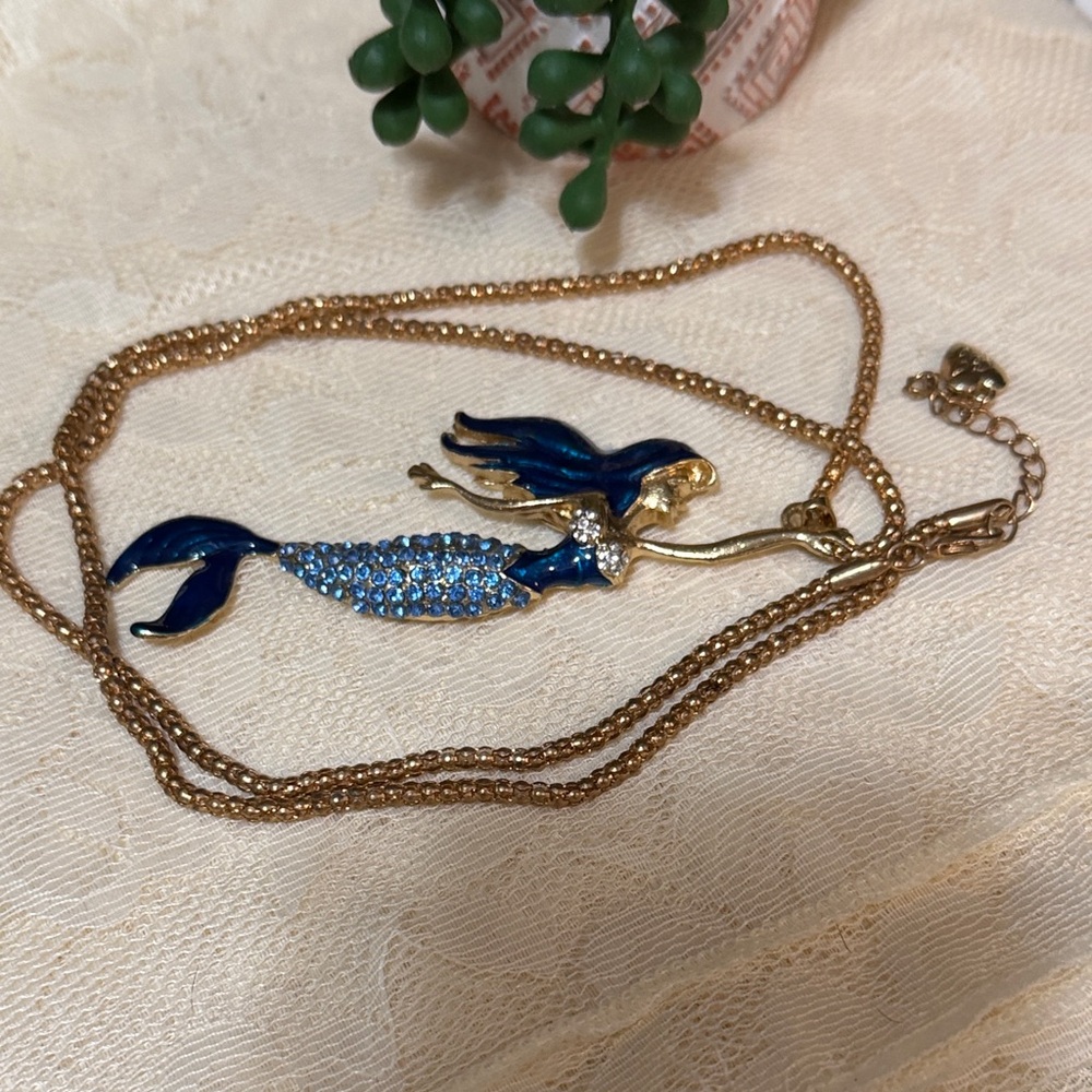 🧜‍♀️bogoho🧜‍♀️🧜‍♀️🧜‍♀️Betsy Johnson Blue and Gold Mermaid Pendant Necklace - Picture 5 of 8
